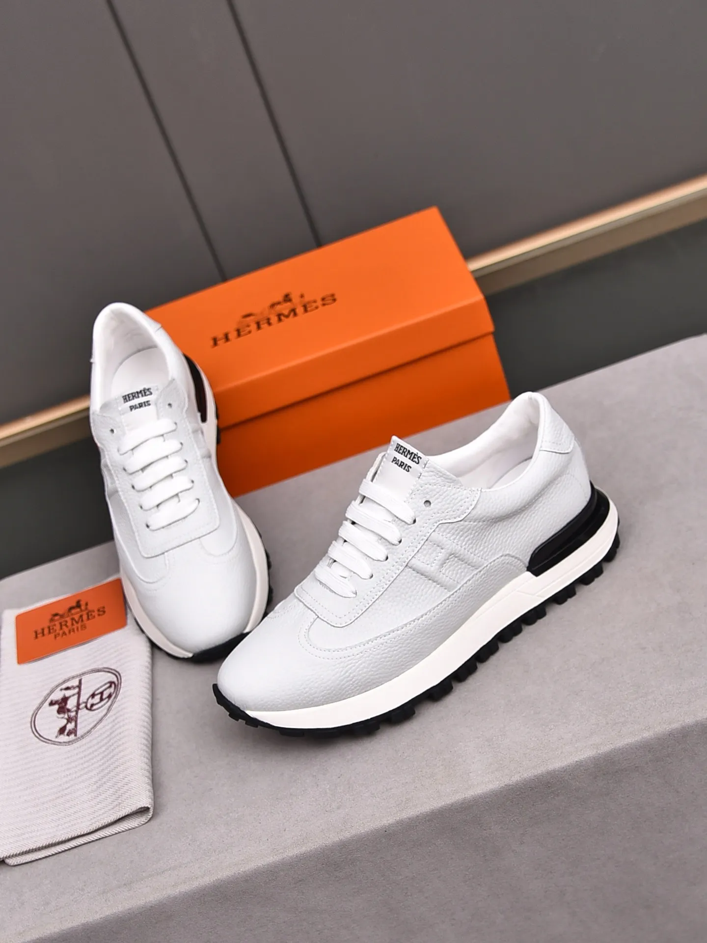📛📛📛PPP440 (Hermes)🆕Men's color-blocked sneakers with textured calfskin details. Spliced ​​with original cowhide, this shoe draws inspiration from the equestrian world, integrating technical details and practical functions. Breathable sheep lining, original combination outsole, high-end quality, and every detail is perfectly combined! Size: 38-44 (45 can be customized)